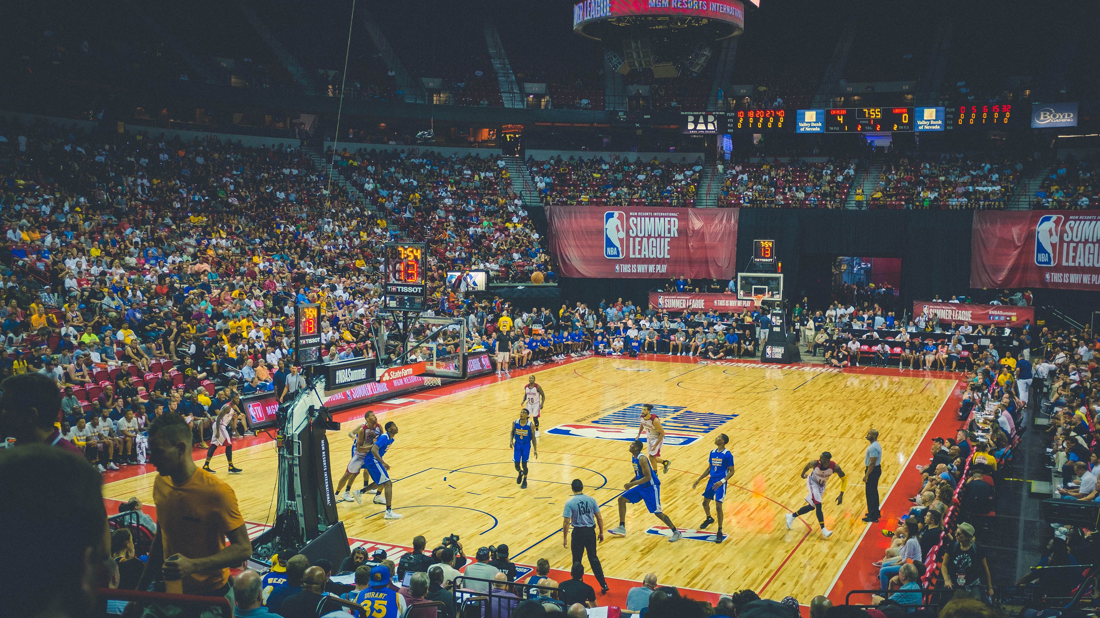 “冰雪进校园”示范课 在南方城市室内真冰场举行